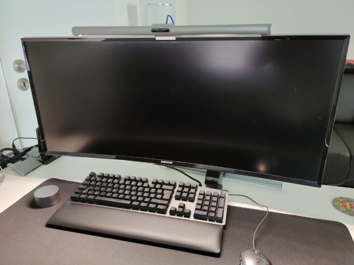 Yeelight YLTD001 / YLTD003  RGB Monitorlampe auf dem Monitor im Einsatz