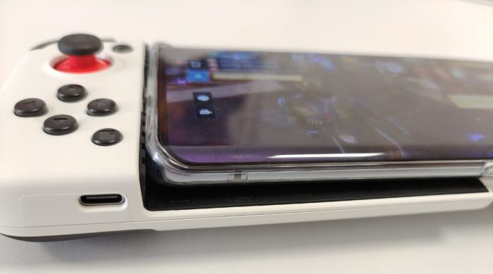 Gamesir X2 mit Smartphone und Schutzhülle