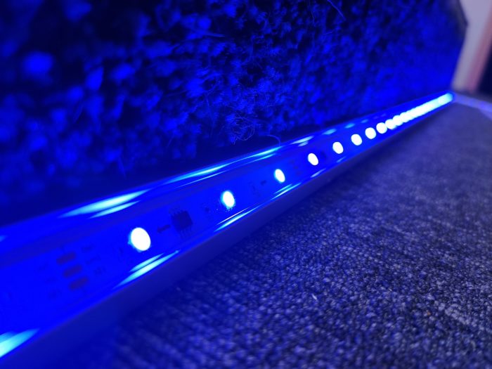 Aluminium Eckprofile LED Streifen einkleben