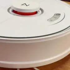 Roborock S7 Frontansicht und Bedienelemente
