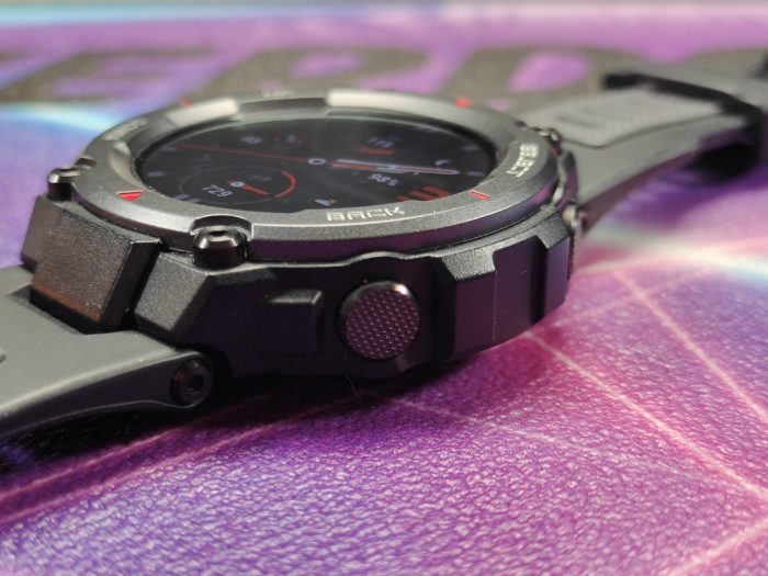 Amazfit T-Rex Pro seitliche Ansicht und Bedienelemente