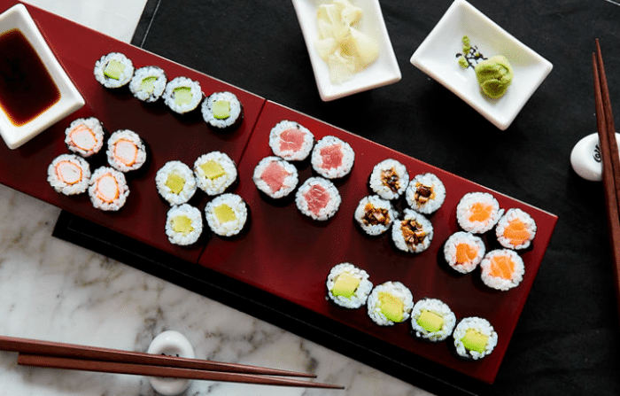 Sushi mit verschiedenen Füllungen