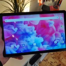 Teclast T40 Plus Vorderseite in der Hand