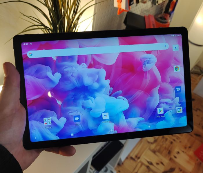 Teclast T40 Plus Vorderseite in der Hand