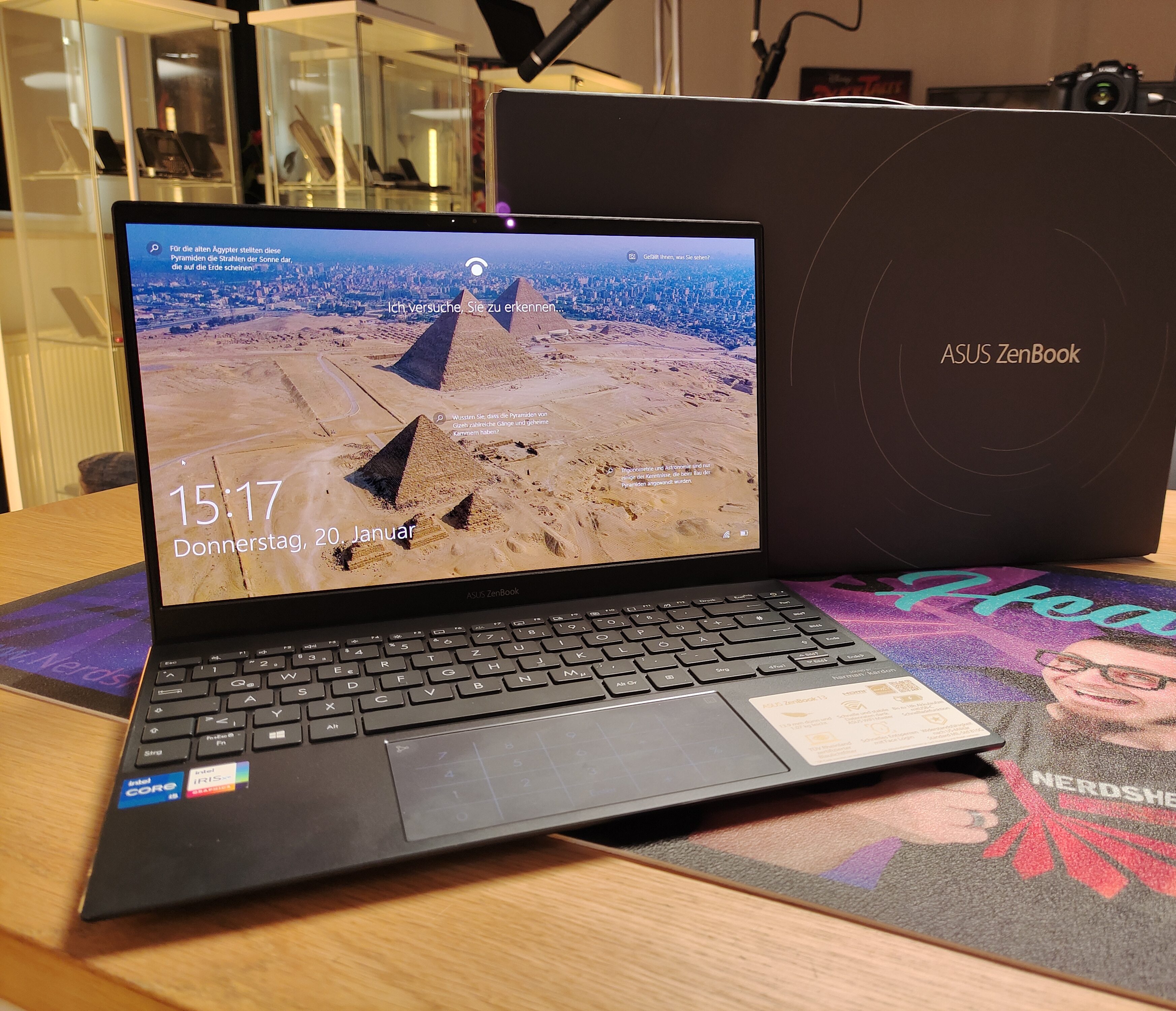 ASUS ZenBook 13 OLED UX325EA Notebook & Verpackung