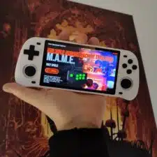 Powkiddy RGB10 Max Handheld in der Hand gehalten