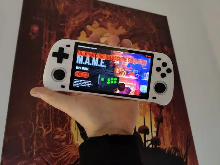 Powkiddy RGB10 Max Handheld in der Hand gehalten