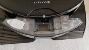 Roborock S7 MaxV Ultra Wassertank vorn im Roby selbst