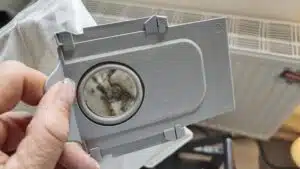 Roborock S7 MaxV Ultra Staubbehälter mit aufgefangenem Dreck