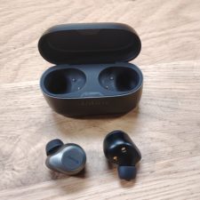 Jabra Elite 85t Ladecase und die Kopfhörer