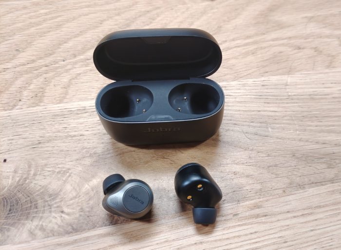 Jabra Elite 85t Ladecase und die Kopfhörer