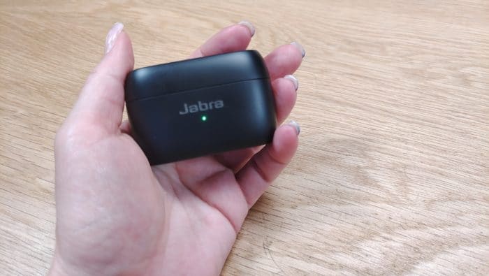 Jabra Elite 85t Ladecase liegt gut in der Hand