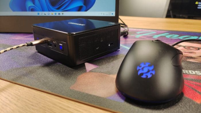 Geekom mini IT8 im Betrieb, neben einer Maus