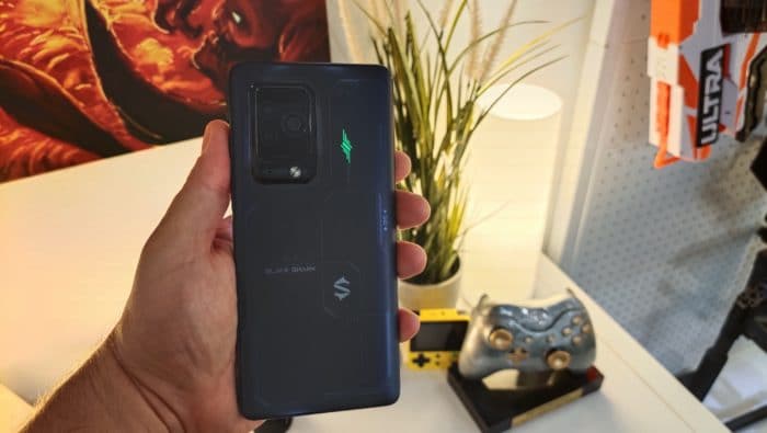 Xiaomi Black Shark 5 Pro Rückseite in der Hand