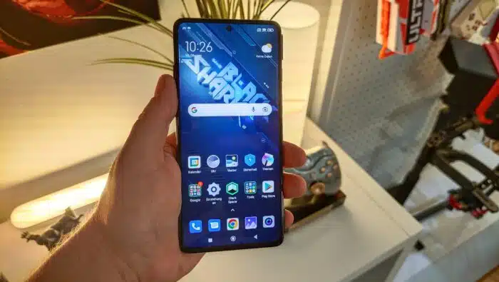 Xiaomi Black Shark 5 pro Vorderseite in der Hand