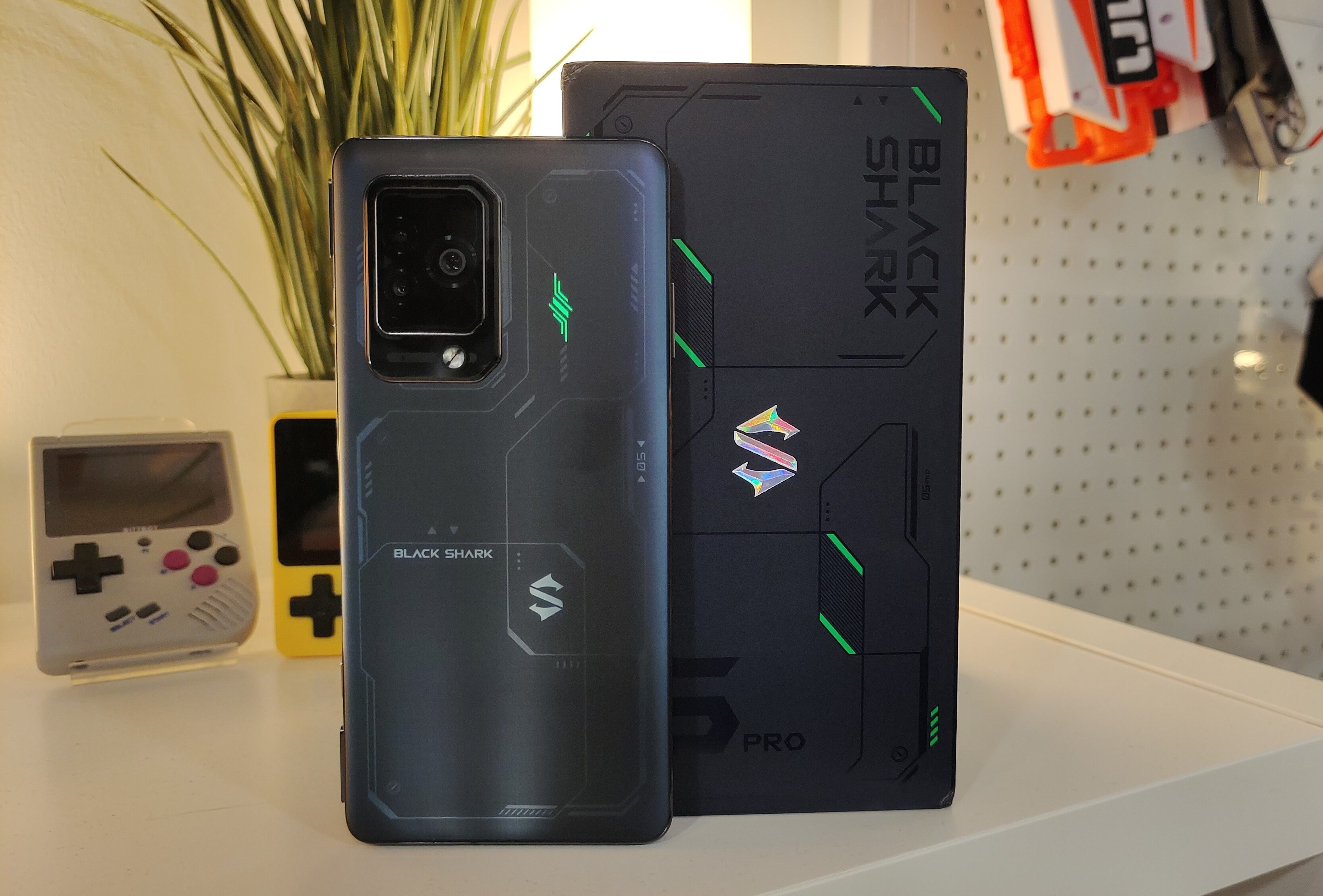 Xiaomi Black Shark 5 Pro Rückseite und Verpackung