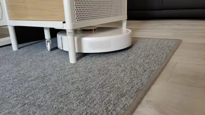 Dreame D10 Plus passt auch unter unseren Schrank