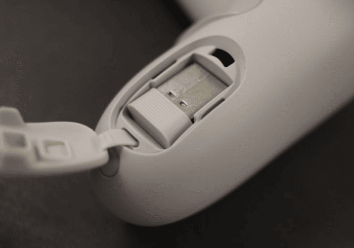 XIAOMI Gamepad Elite USB-Dongle im Handgriff