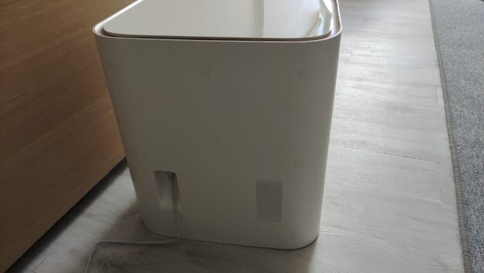 Dreame Bot W10 Pro Rückseite der Waschstation ohne Kabelmanagement