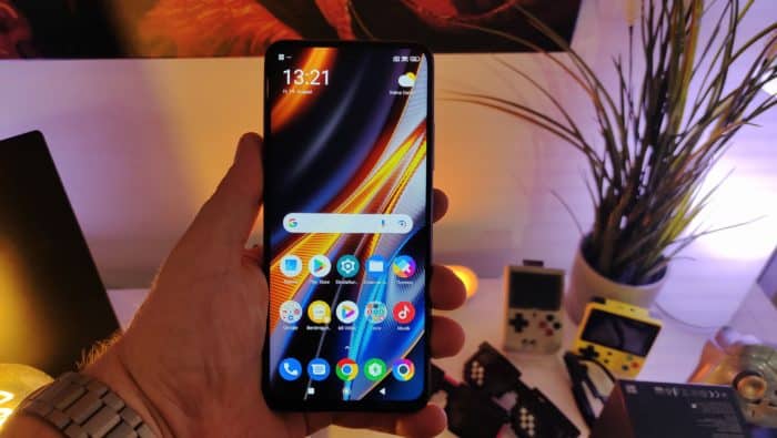 Poco X4 GT Test & Review Vorderseite in der Hand