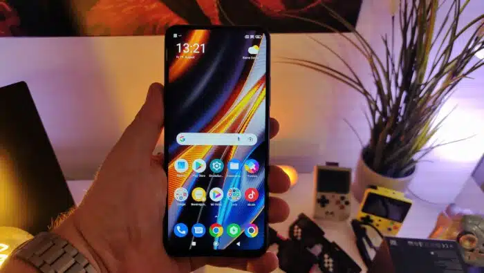 Poco X4 GT Test & Review Vorderseite in der Hand