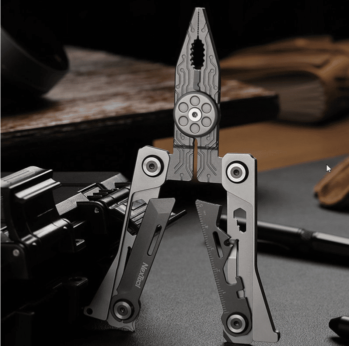 NexTool 14 IN 1 EDC MultiTool Aufgeklappt