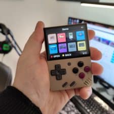 MIYOO Mini Retro Handheld Test & Review klein in der Hand