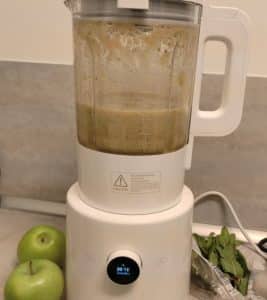 Xiaomi Smart Blender beim mixen eines Smoothies