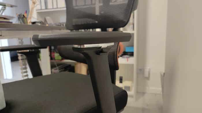 Ergonomischer Stuhl mit Fußstütze, Armlehnen verstellbar