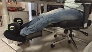 Ergonomischer Stuhl mit Fußstütze gepolstert