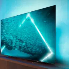 Philips 65OLED707/12 schräge Ansicht inkl. Ambilight