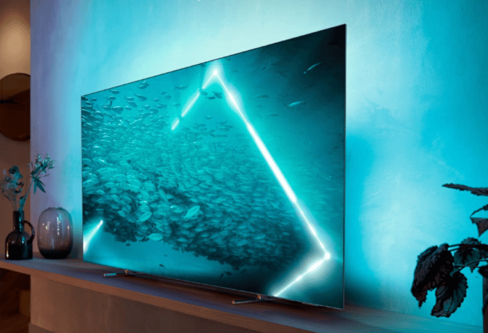 Philips 65OLED707/12 schräge Ansicht inkl. Ambilight