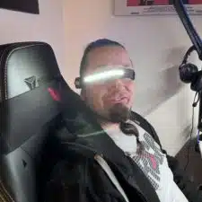 LED-Stirnlampe auf Kopf