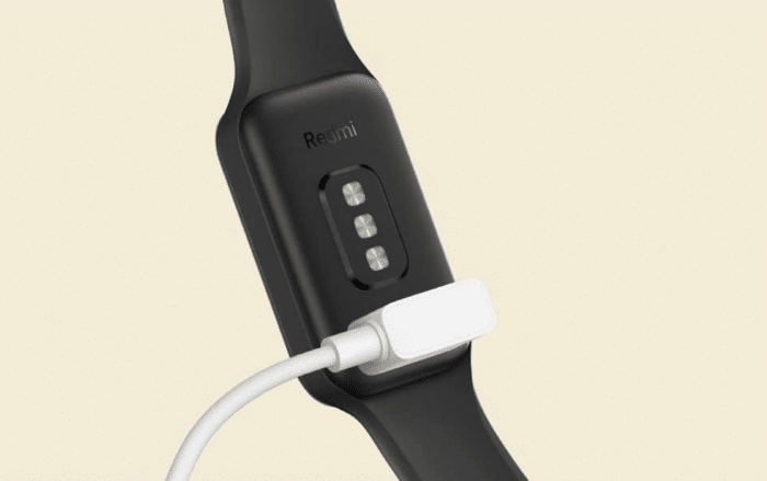Redmi Smart Band 2 beladen per magnetischem Kabel