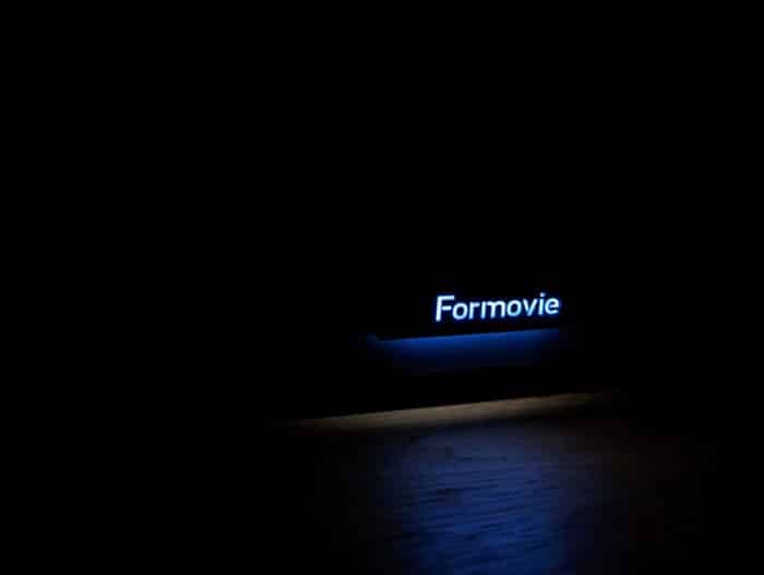 Formovie Theater Ultrakurzdistanz-Beamer leuchtende Logo