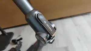 JIMMY H10 Pro Button um das Rohr zu knicken