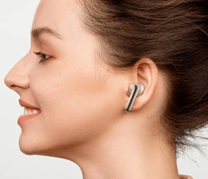 Xiaomi Buds 4 Pro im Ohr