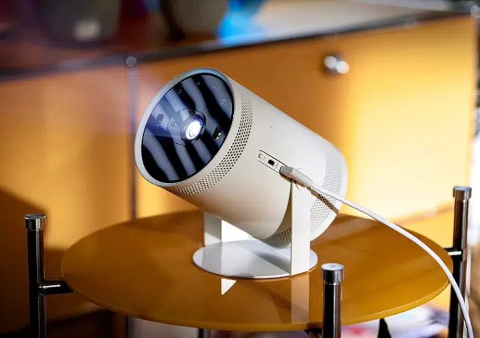 Samsung The Freestyle im Betrieb mit Stromkabel