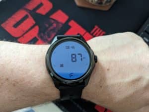 TicWatch Pro 5 Review & Test Informationen auf dem Tranflexiblen Display