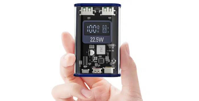 transparente Powerbank in der Hand
