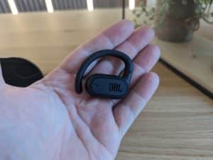 JBL Soundgear Sense Ohrstecker in der Hand