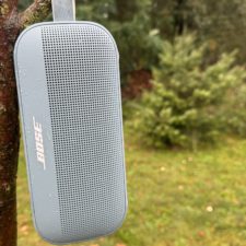 Bose Soundlink Flex Aufgehängt am Baum