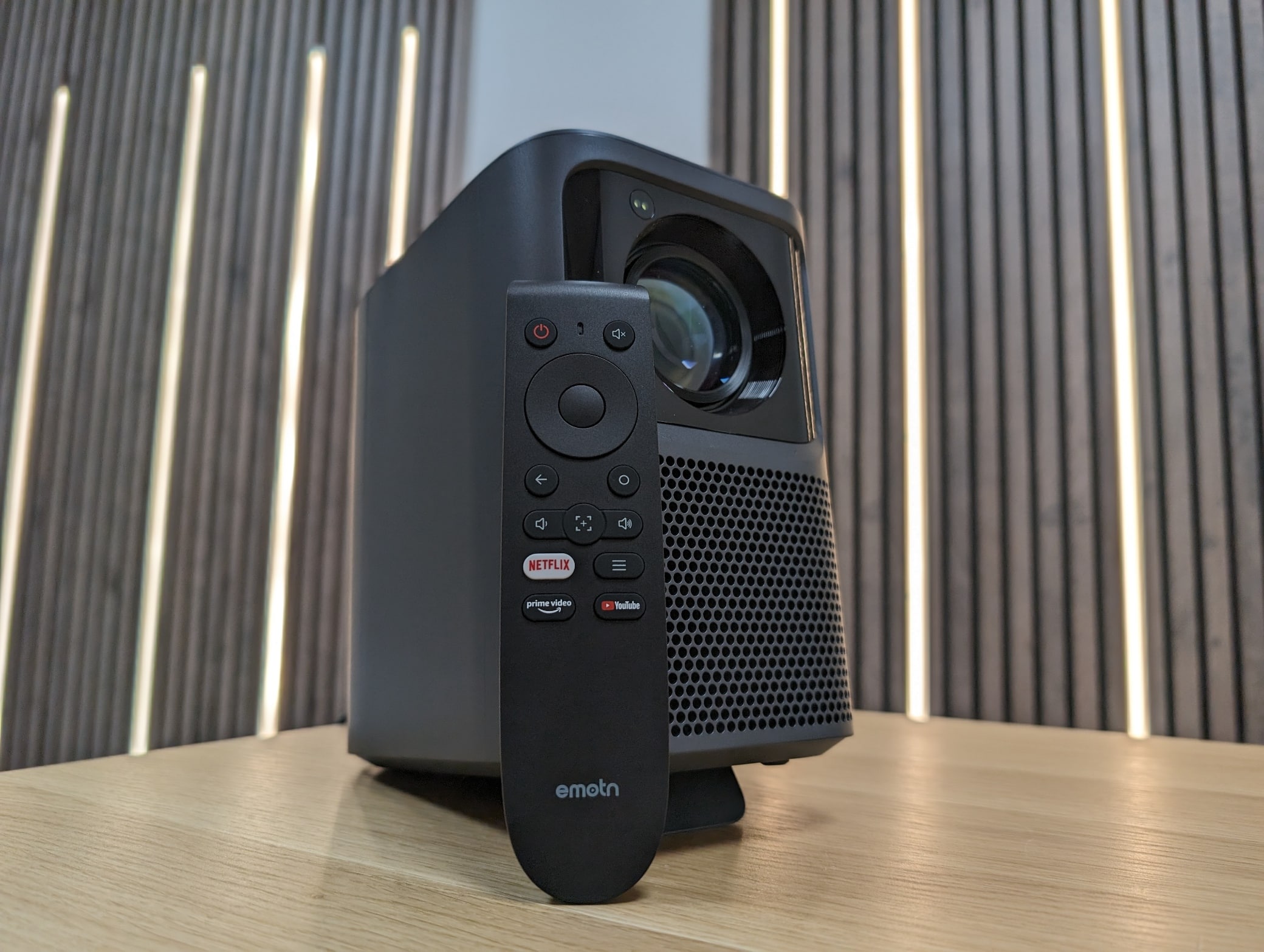 Emotn N1 Full-HD Beamer Kurztest Fernbedienung & Beamer