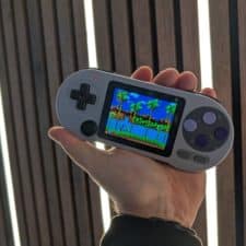 DATA FROG SF2000 in der Hand gehalten