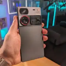 Nubia Z60 Ultra Rückseite in der Hand