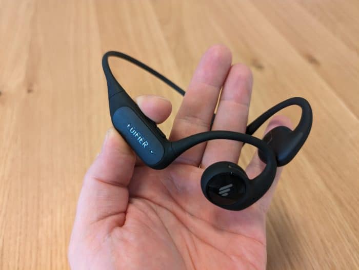 Edifier Comfo Run Open-Ears in der Hand