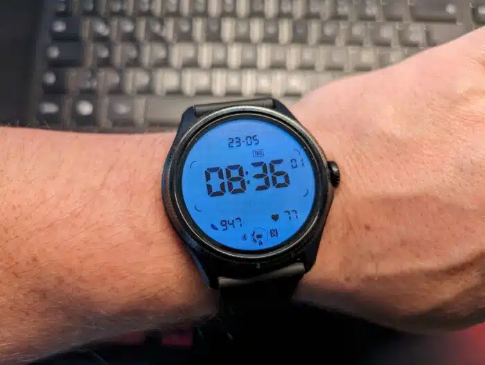 Mobvoi Ticwatch Pro 5 Enduro am Handgelenk
