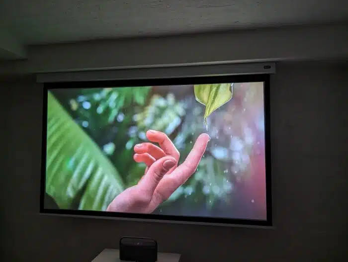WANBO DaVinci 1 Pro Bildqualität abgedunkelter Raum