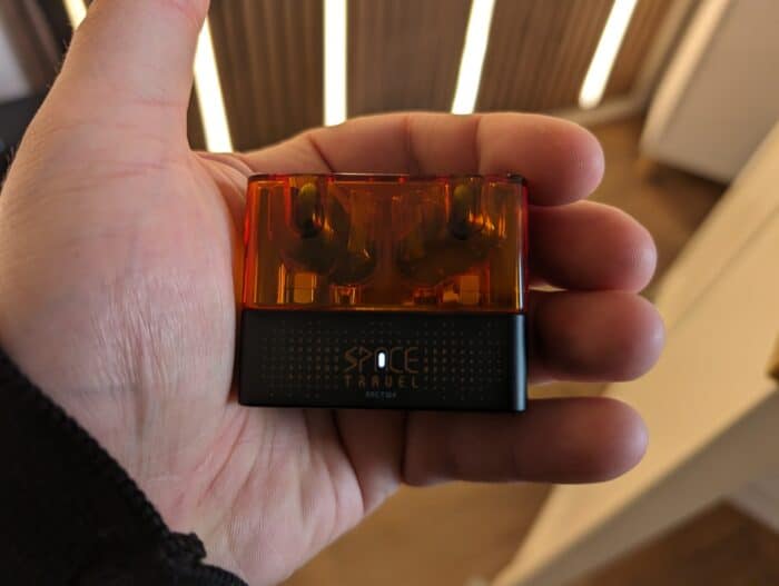 Moondrop Space Travel Case in der Hand