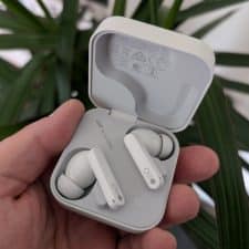 CMF Buds Pro 2 by Nothing in der Hand